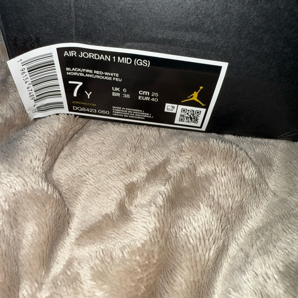 AIR JORDAN 1 MID  size 7 youth worn once - Picture 8 of 10